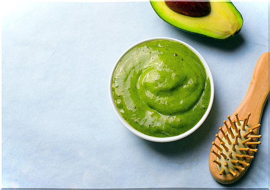 Avocado and egg cream to seal the split ends