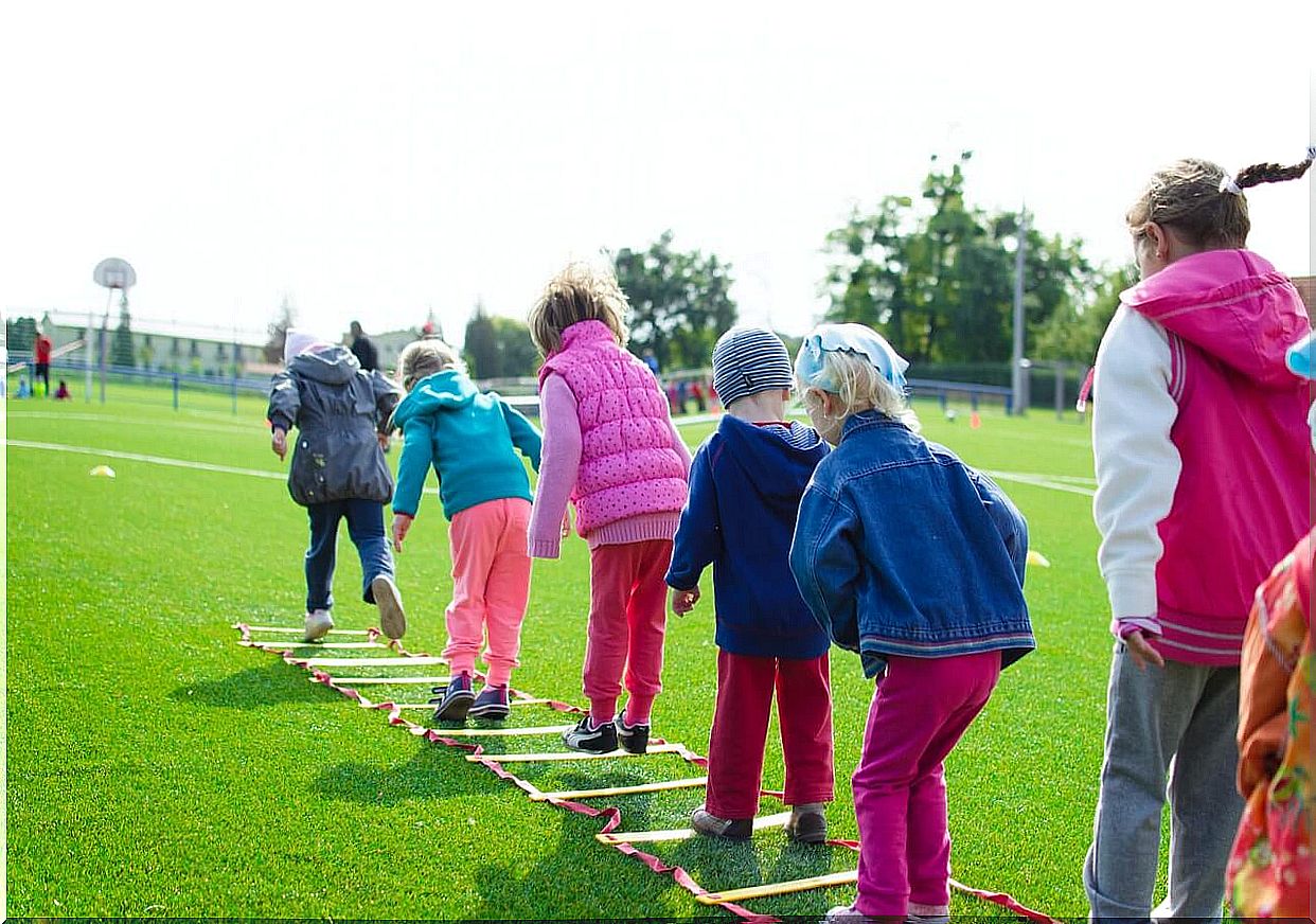 Children doing gymkanas 