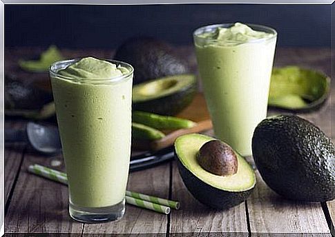 You can make a delicious green tea and avocado smoothie to help you lose weight.