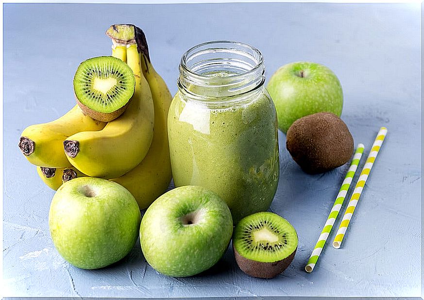 Banana, kiwi and apple smoothie.