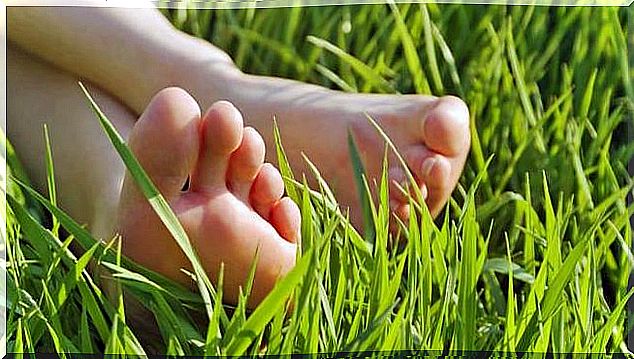 feet-on-grass