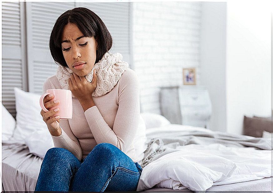 Woman with a cup in her hand: fight a cough with a tea