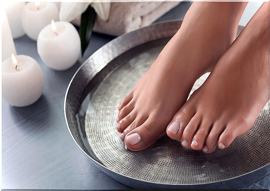 Prepare baths to soften the feet