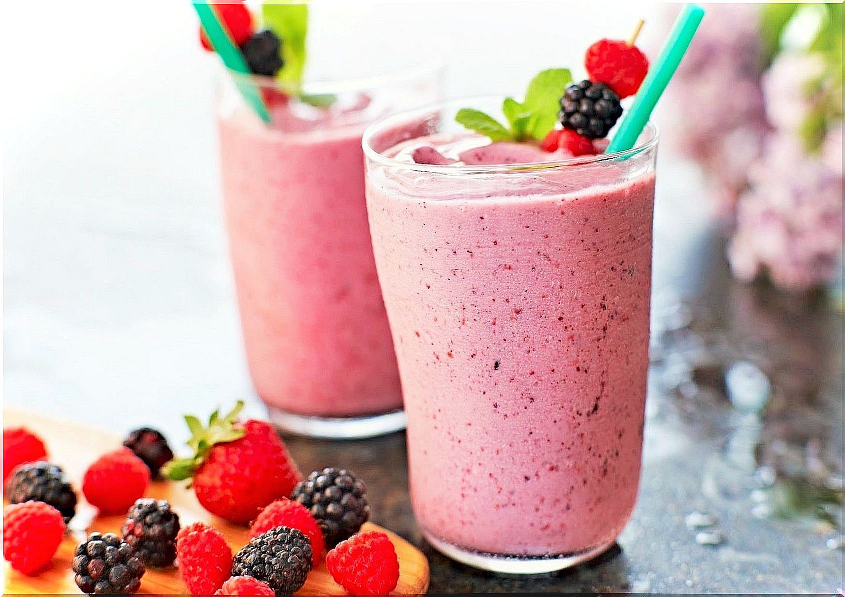 Green tea, strawberry and blackberry smoothie